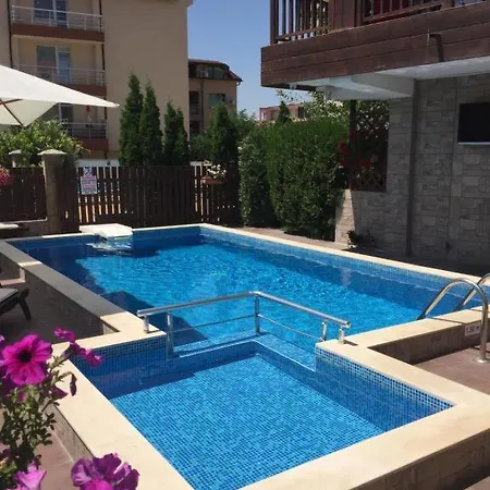 Ваканционна къща The White 7 *